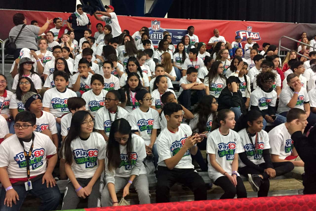 Anthony Muñoz, miembro del Salón de la Fama desde 1998, compartió su experiencia con niños y jóvenes de Houston en el lunes previo al Super Bowl LI.