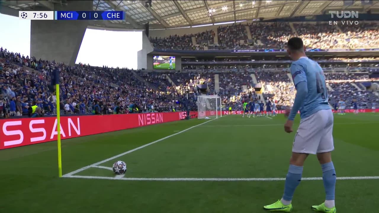 ¡TIRO ATAJADO! disparo por Raheem Sterling.