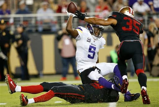 Con muchas dificultades los SF 49ers cerraron la primera jornada de la NFL ganando a los MIN Vikings 20-3. Checa las mejores tomas del duelo.