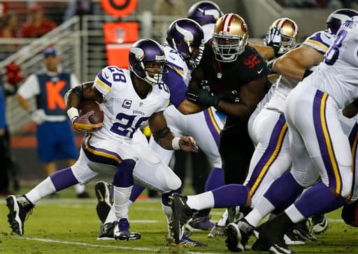 Con muchas dificultades los SF 49ers cerraron la primera jornada de la NFL ganando a los MIN Vikings 20-3. Checa las mejores tomas del duelo.
