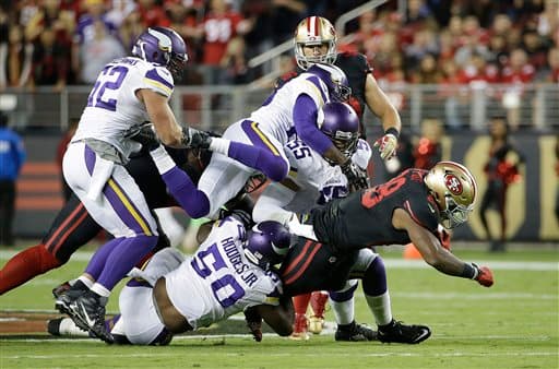 Con muchas dificultades los SF 49ers cerraron la primera jornada de la NFL ganando a los MIN Vikings 20-3. Checa las mejores tomas del duelo.