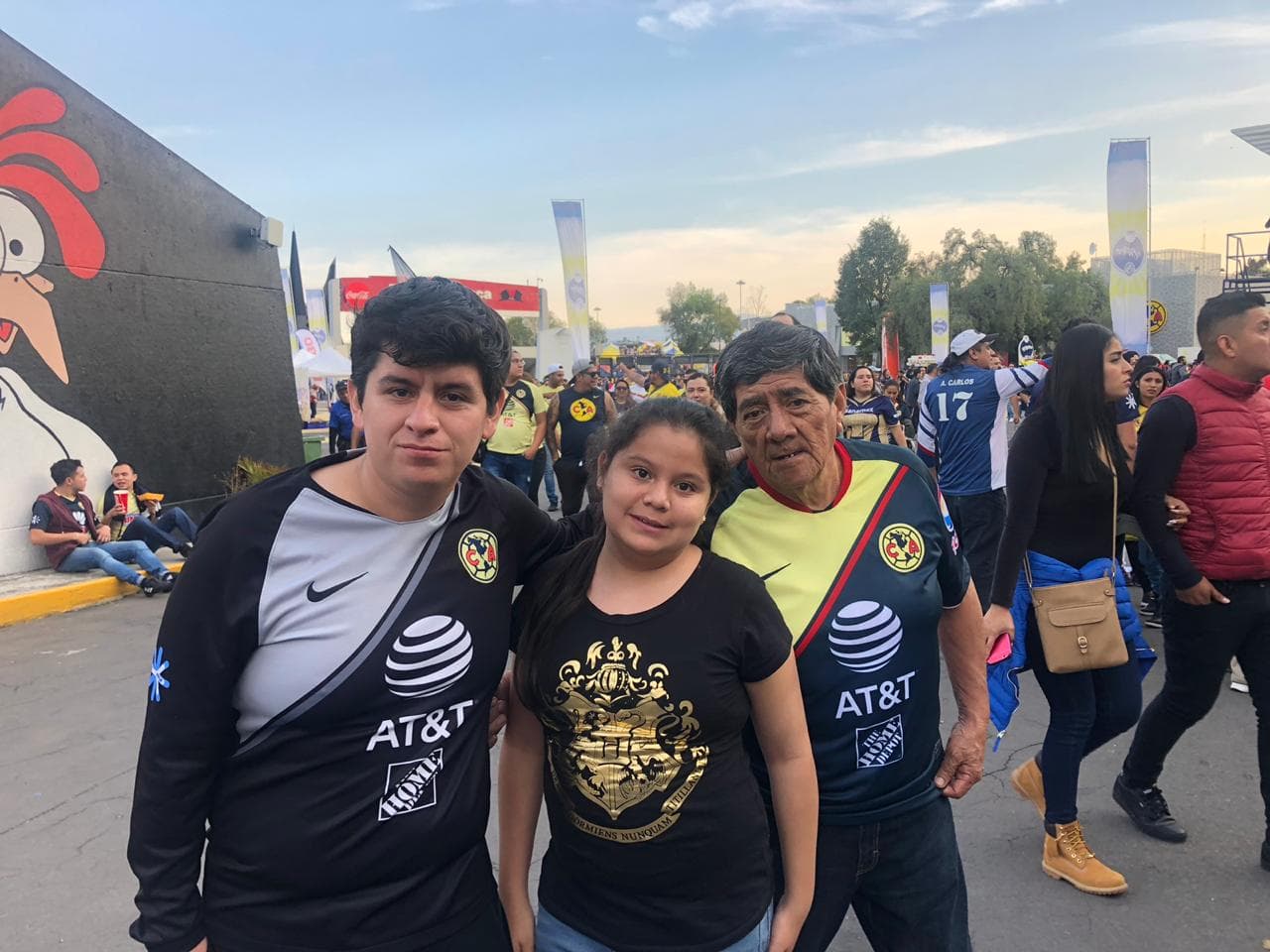 En las afueras del Estadio Azteca los fanáticos vivieron la antesala de la Semifinal entre América y Pumas.
