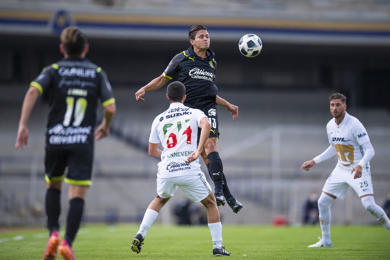 Pumas y Chivas no se hicieron daño y firmaron un empate sin goles en la cancha del Olímpico Universitario.
