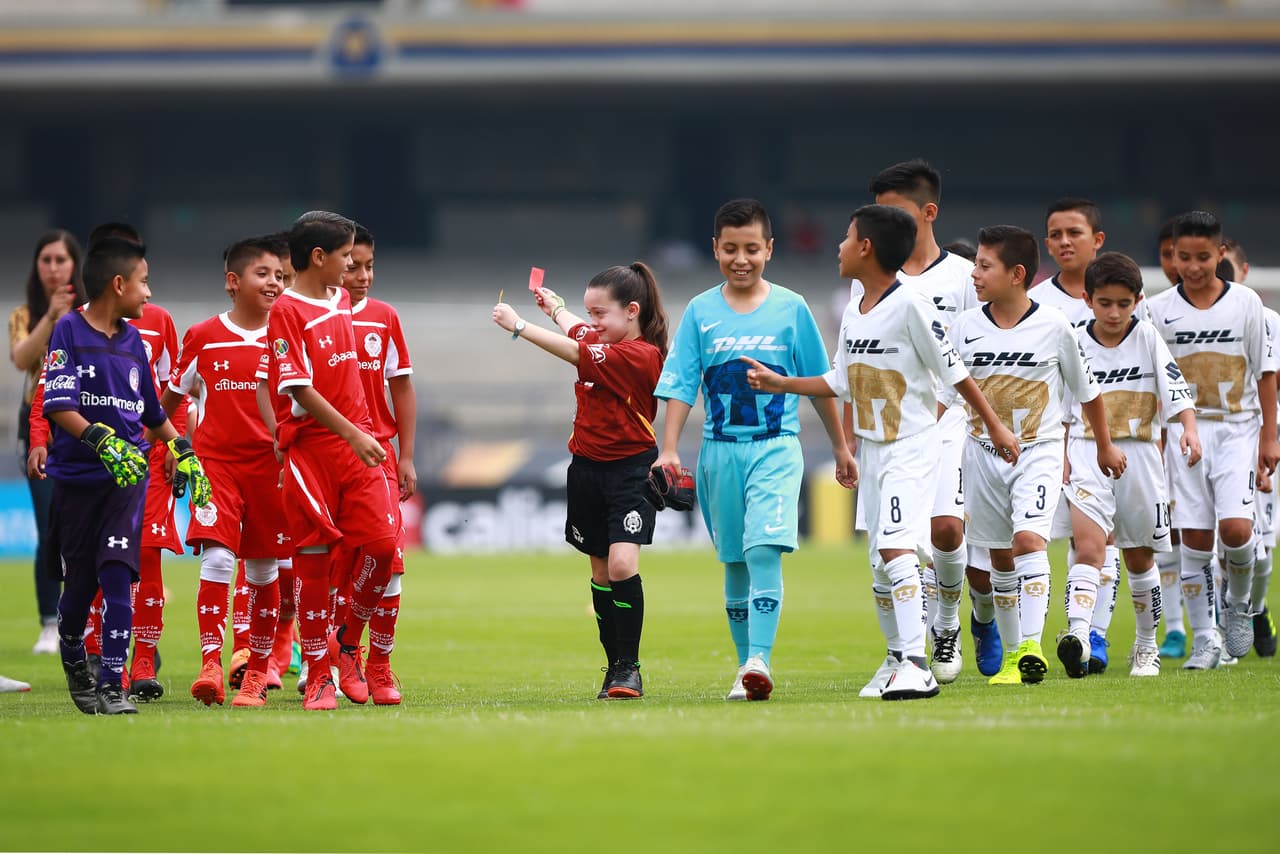 Los niños fueron protagonistas al representar a Pumas y a Toluca como parte del previo del juego, con una niña árbitro, como parte de la fiesta del duelo de la Jornada 16 de la Liga MX.