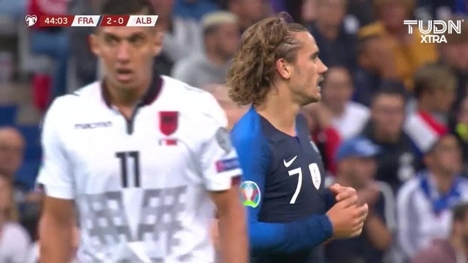Tiro desviado de Antoine Griezmann