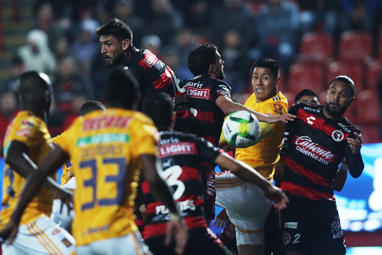 Así se presentó la jugada del primer gol de los Felinos, y con la poca visibilidad dentro del área, el defensor de Xolos poco pudo hacer para evitar el gol en contra.
