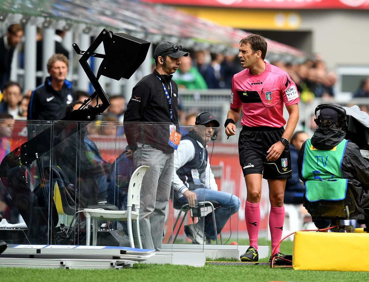 El portugués Joao Mário fue derribado en el límite del área de penalti y el juez tardó unos cuatro minutos para analizar el vídeo de la jugada.