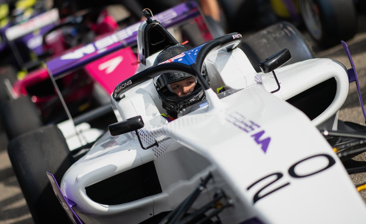 A partir de este viernes la polémica W Series, fórmula exclusiva para mujeres, dio inicio con las pruebas libres en Hockenheim, Alemania, donde el día domingo se correrá la primera válida del calendario. Las pilotos y sus equipos ya comenzaron a vivir esta novedosa experiencia que espera dar mucho de qué hablar.