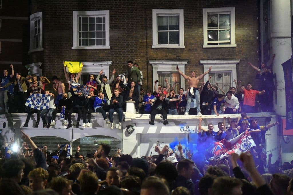 Los aficionados del Chelsea salen de sus casas para celebrar en las calles su segundo título de la UEFA Champions League.