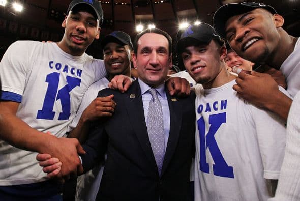 Semana del 19 - 26 de Enero 2015 - Nueva York, NY - 25 de enero: El entrenador Mike Krzyzewski de los Duke Blue Devils celebra con compañeros de equipo después de lograr la victoria número 1000 de su carrera después del partido contra Red Storm de St. John en el Madison Square Garden.