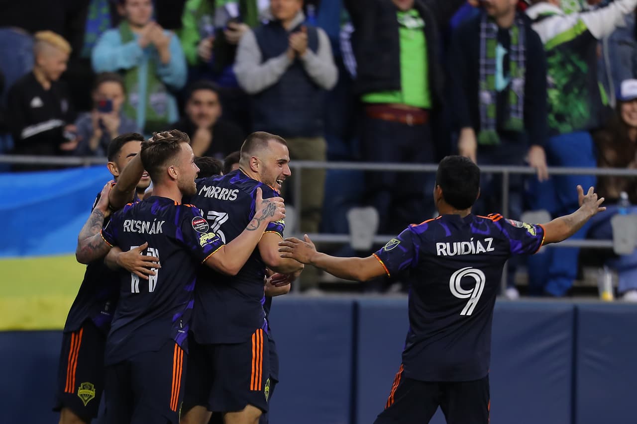 Pero la respuesta de Seattle no tardó en llegar, ya que 4 minutos después del empate, Cristian Roldán mandó una diagonal hacia atrás para que Jordan Morris prendiera el balón de primera y así fusilar a Johnson para el 2-1.