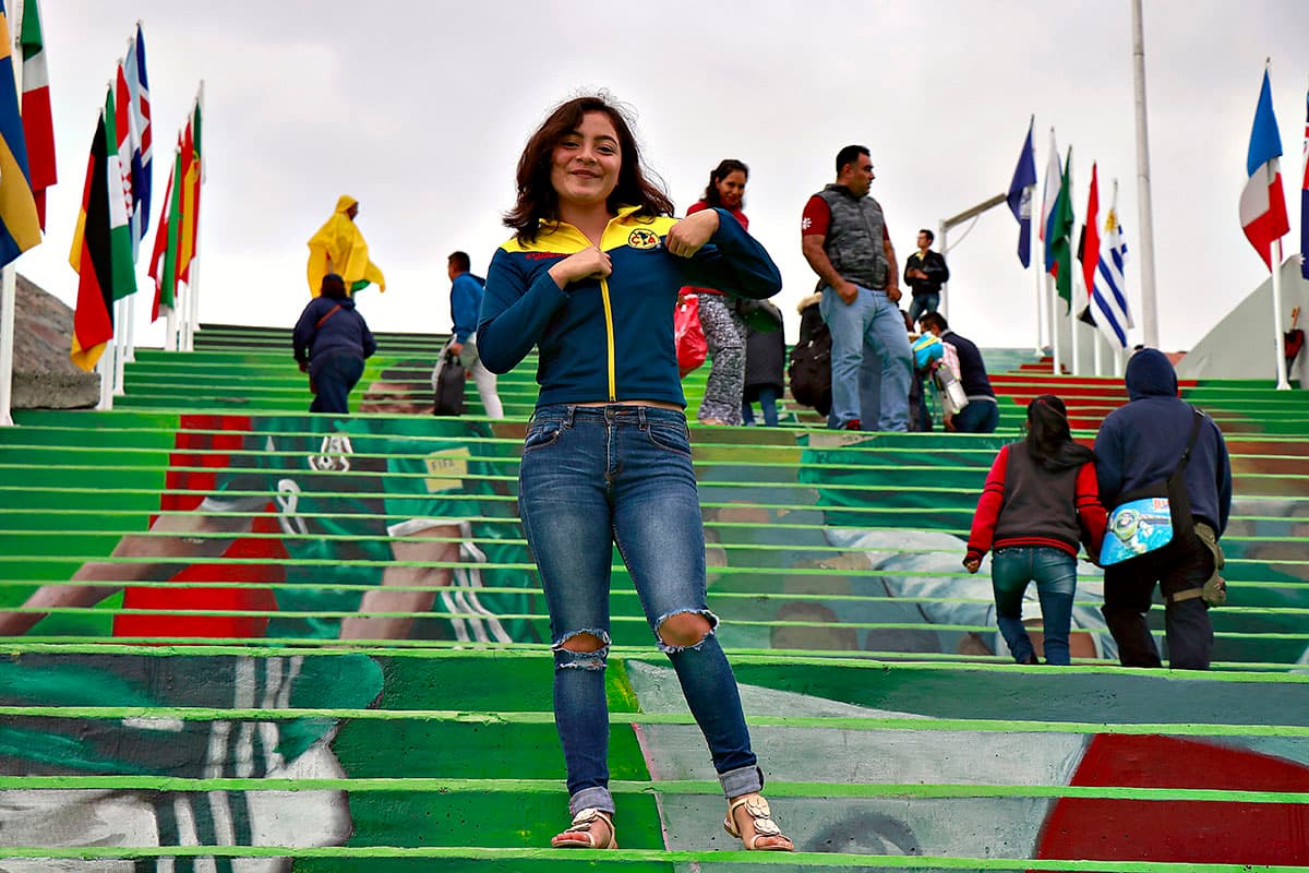 Fanática del América en las afueras del Estadio Hidalgo, previo al encuentro contra Pachuca por la jornada 3.