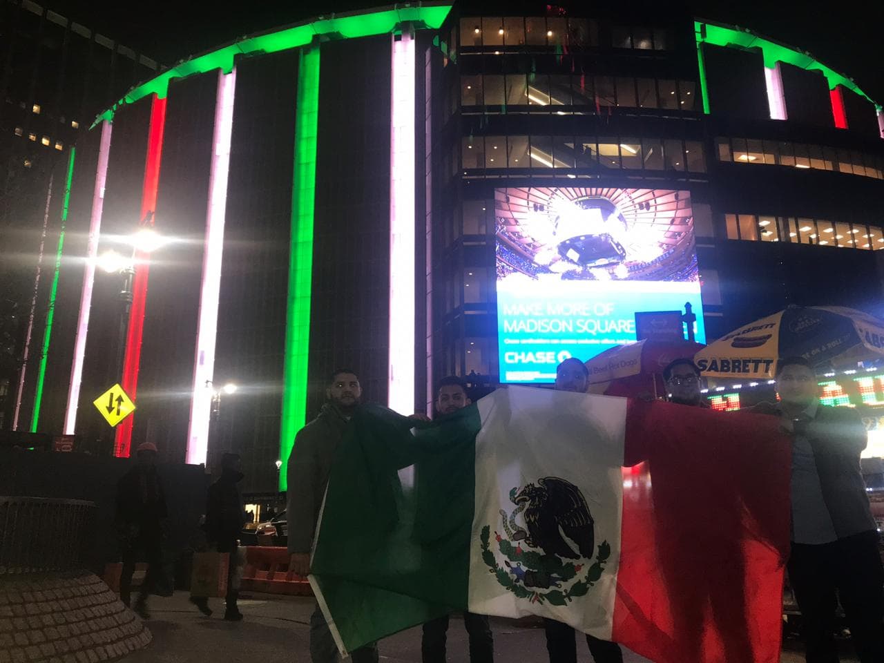 Los mexicanos llegan al Madison Square Garden para el combate entre Saúl 'Canelo' Álvarez y Rocky Fielding.
