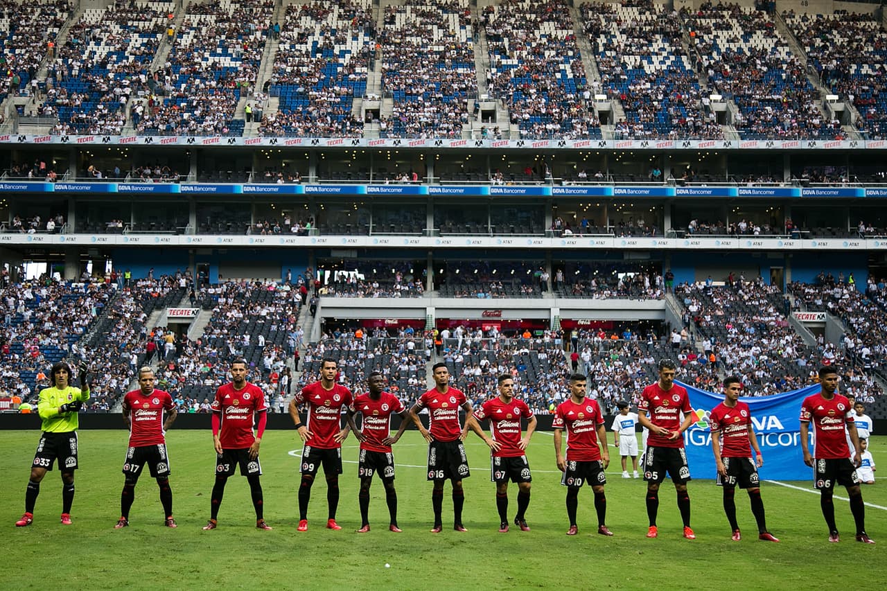ASISTENCIA: La asistencia registrada en esta jornada ocho del Apertura 2016 de la Liga MX fue de 224,985 asistentes, siendo el estadio de Monterey el que registró la mejor entrada con 50,045 seguidores para presenciar el Rayados vs. Xolos. El que tuvo la menor entrada fue el Puebla vs. Toluca con 12,782 aficionados.