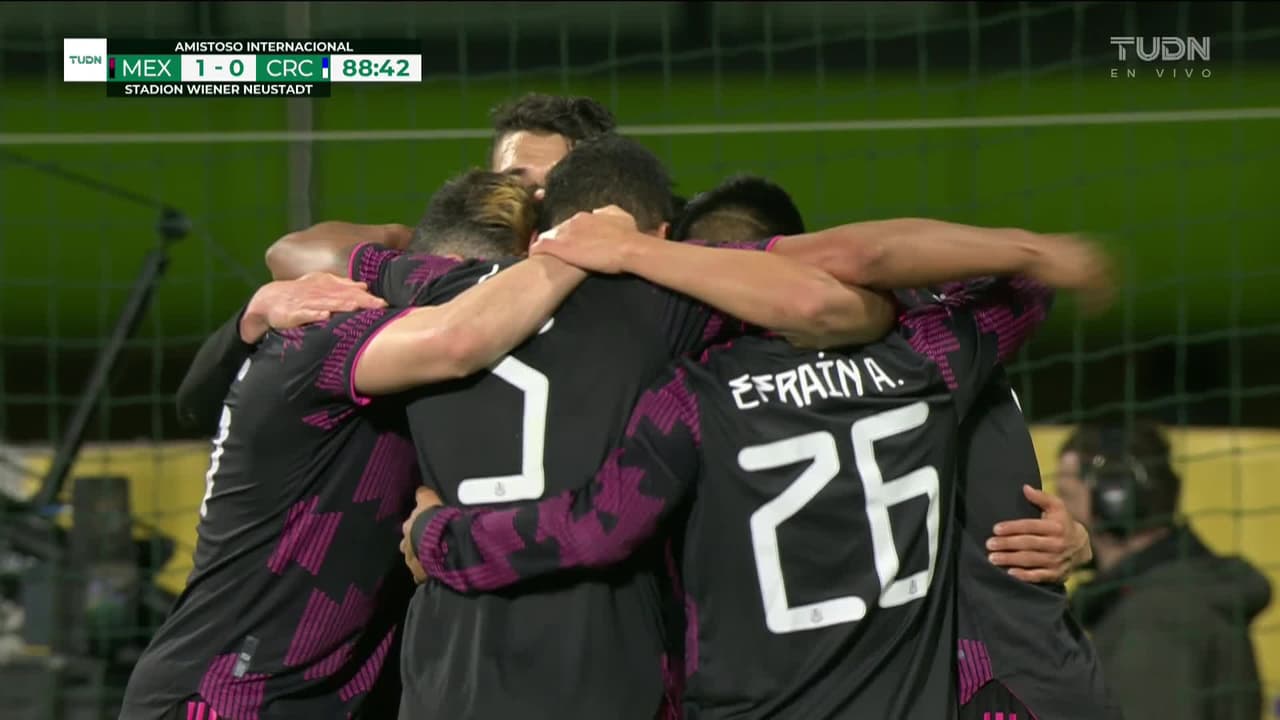 ¡GOL!  anota para México. Hirving Lozano