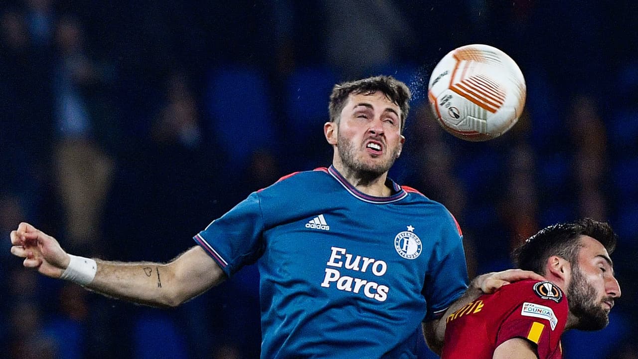 Critican a Santiago Giménez por su roja en Feyenoord: "Pura frustración e irritación"