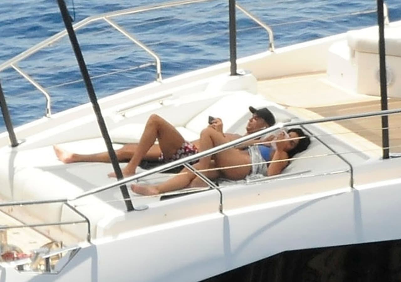 The Sun afirma que llegaron hasta este paraíso en el jet privado del deportista de 
<b>24.4 millones de dólares. </b>
<br>