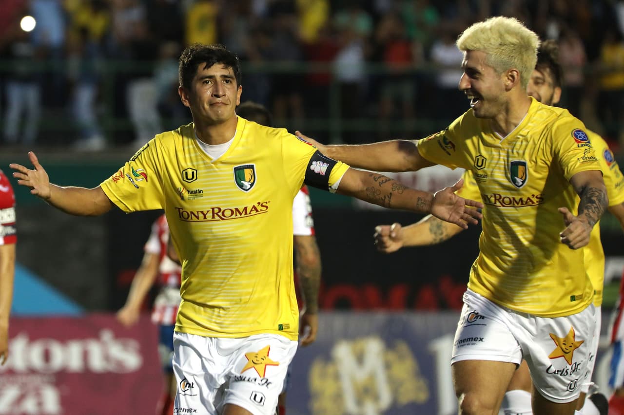 A los 26 minutos Aldo Polo y Franco Faria en festejo de gol para darle ventaja a Venados de Mérida.