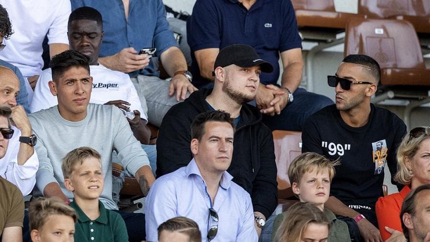 Edson Álvarez observa el partido del Ajax