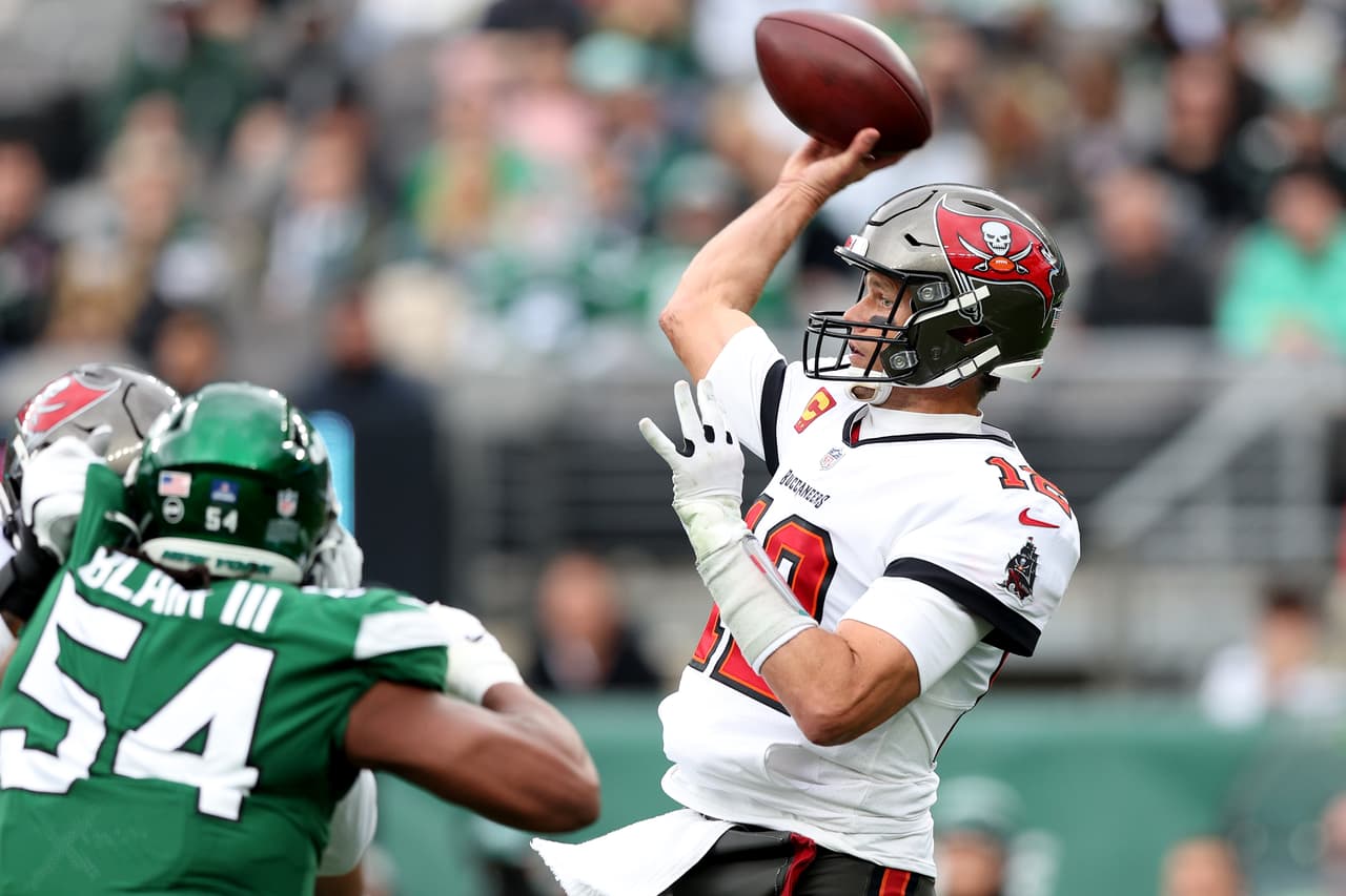 Los Bucs sacaron una apretada y sufrida victoria sobre los Jets. El protagonista no fue Tom Brady, sino Antonio Brown, quien tras una rabieta se quitó el uniforme y salió del campo. Momentos después, Bruce Arians confirmó la baja del receptor.