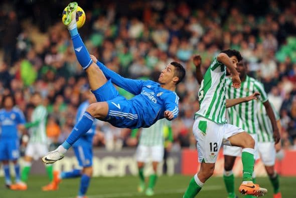 Cristiano Ronaldo tuvo un 2014 de ensueño con el Real Madrid, imponiendo récord en la Champions League y destacando en la liga. Aquí lo vemos intentando rematar de chilena al arco del Betis.