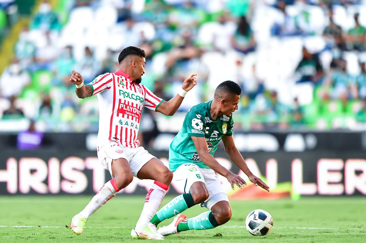 Con hat trick de Víctor Dávila, león golea a necaxa 3-0 y aseguran su lugar en la fiesta grande del futbol mexicano.