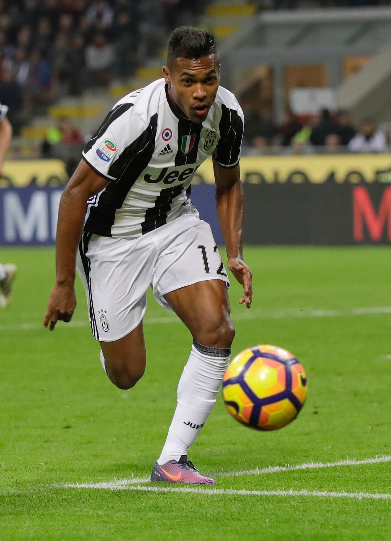 Alex Sandro, de la Juventus, también podría llegar al Chelsea en la Premier League.