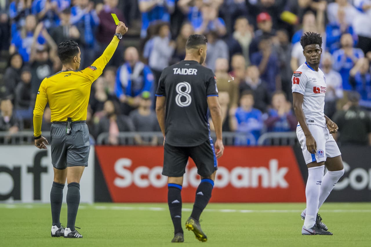 Luega de una fuerte entrada de Maylor Núñez, el jugador del Olimpia ve la primer tarjeta amarilla del encuentro.