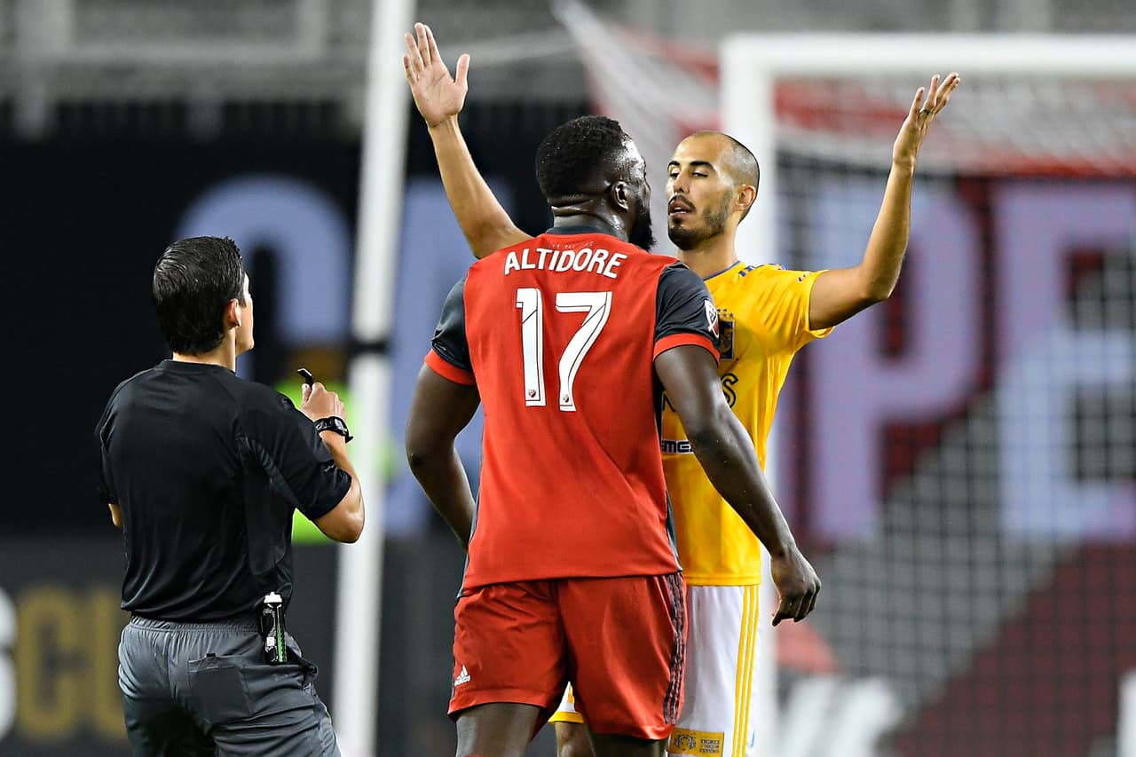 El partido se caldeó por momentos. Aquí Jozy Altidore encarando a Guido Pizarro.