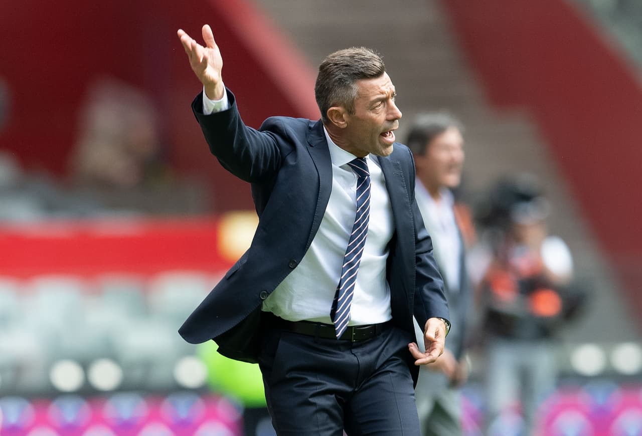 A pesar de la ventaja celeste, el entrenador europeo seguía en el mismo tenor y continuaba dando instrucciones.