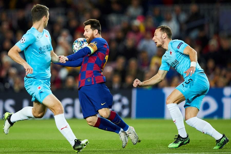 Lionel Messi intenta desequilibrar a la ofensiva, baja el balón de pecho entre dos jugadores y habilita a Griezmann por la banda.