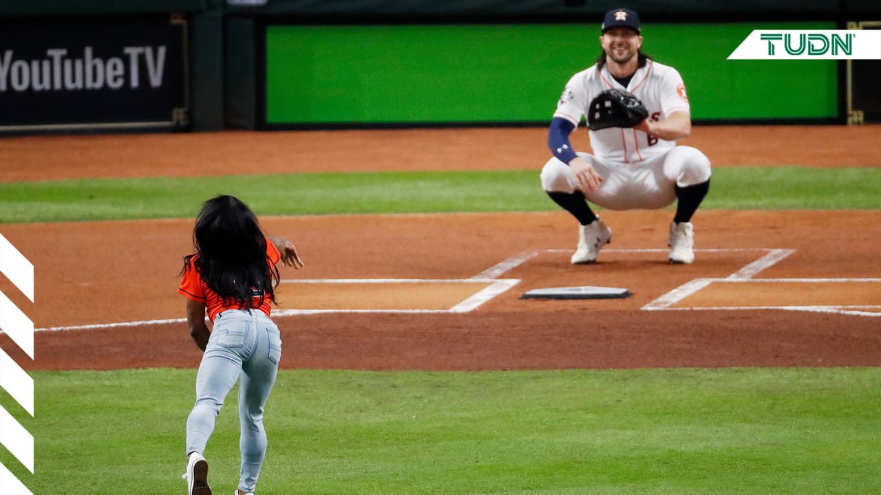 Simone Biles lanzó la primera bola en Juego 2 de la Serie Mundial