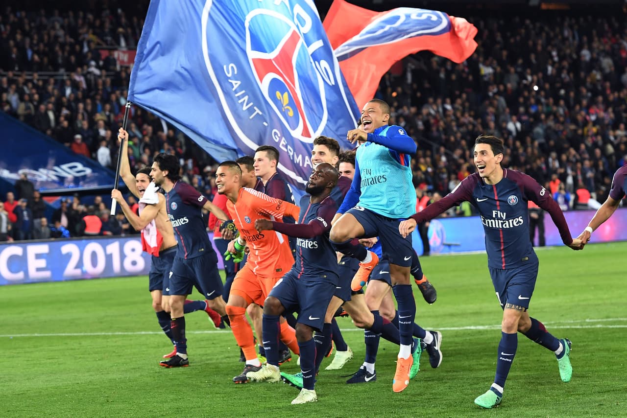 Los jugadores de PSG vivieron una gran fiesta luego de volver a ser campeones de la Liga de Francia tras goleada 7-1 contra Mónaco, su gran rival y anterior ganador. Así se celebra con todo.