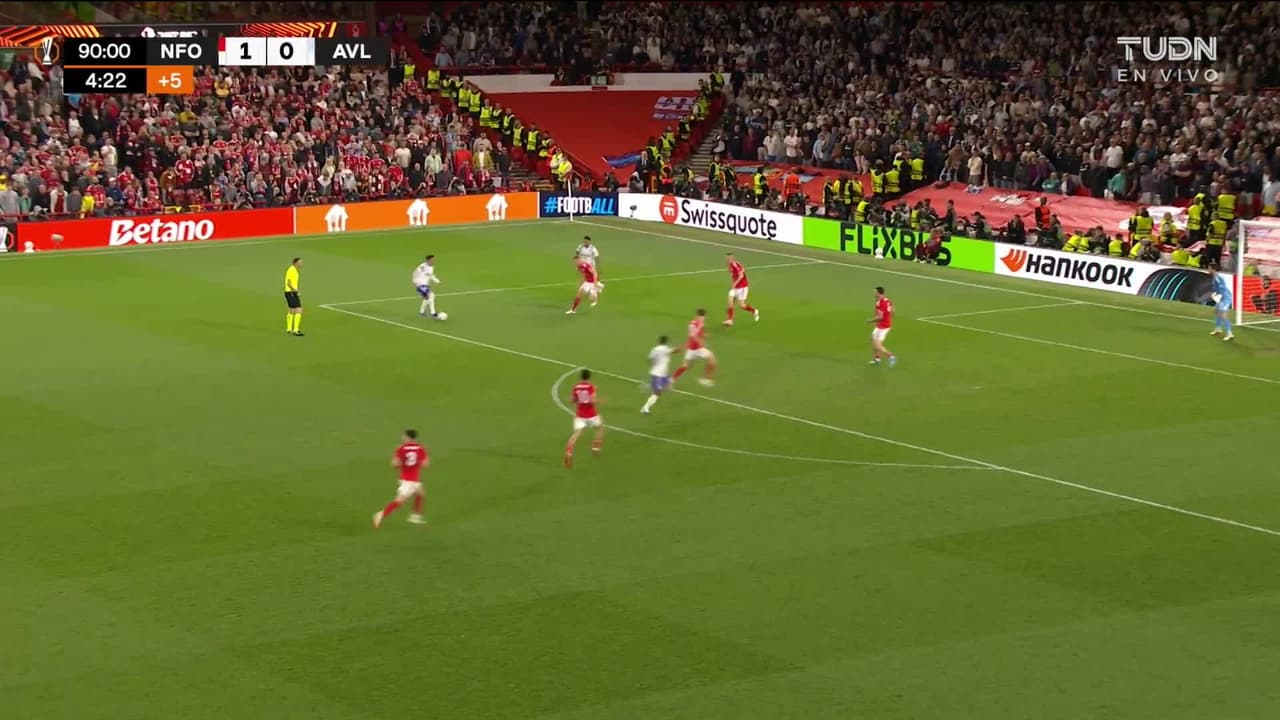 ¡TIRO ATAJADO! disparo por Jadon Sancho.
