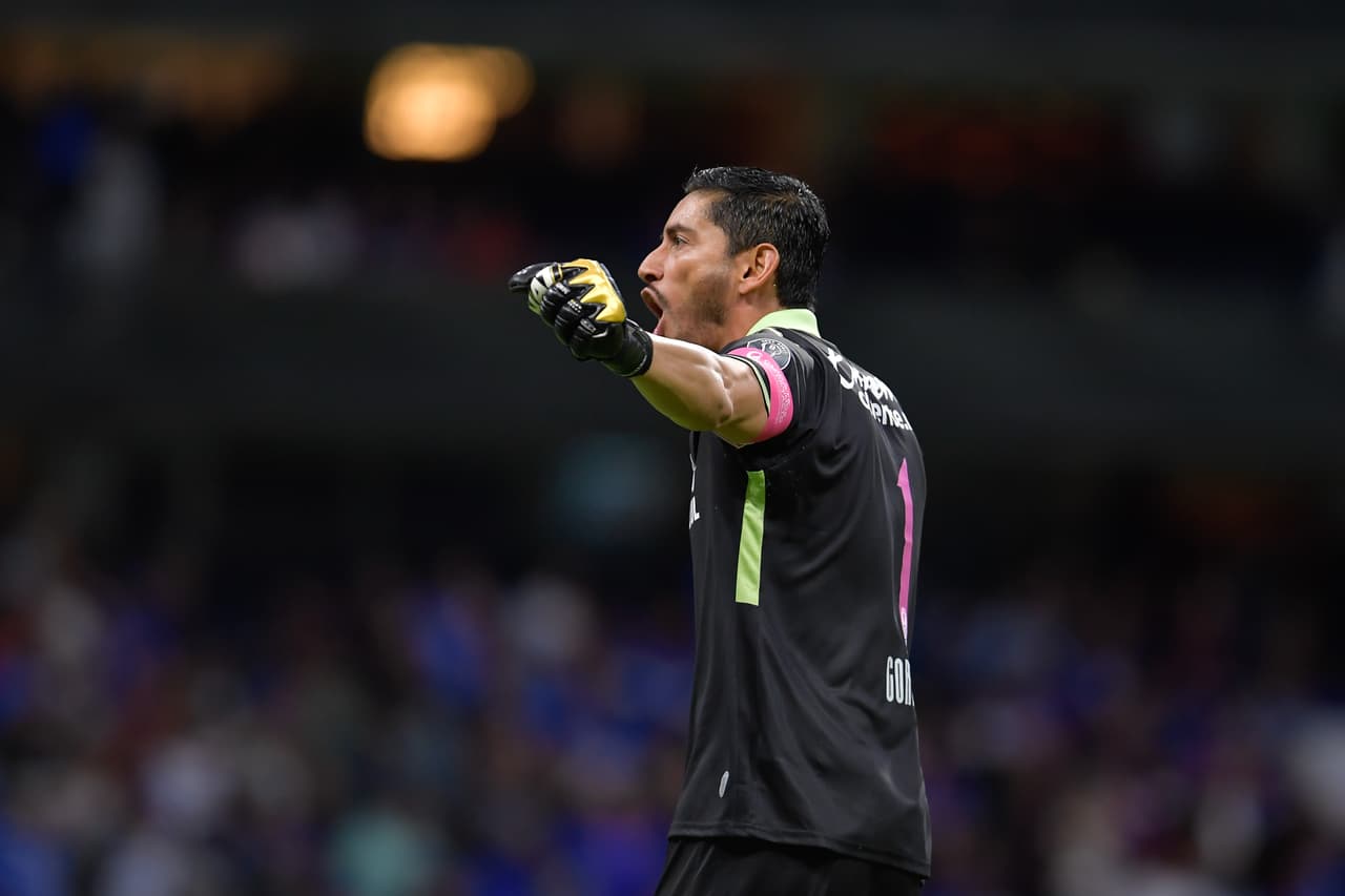 Corona celebraba desde su arco.