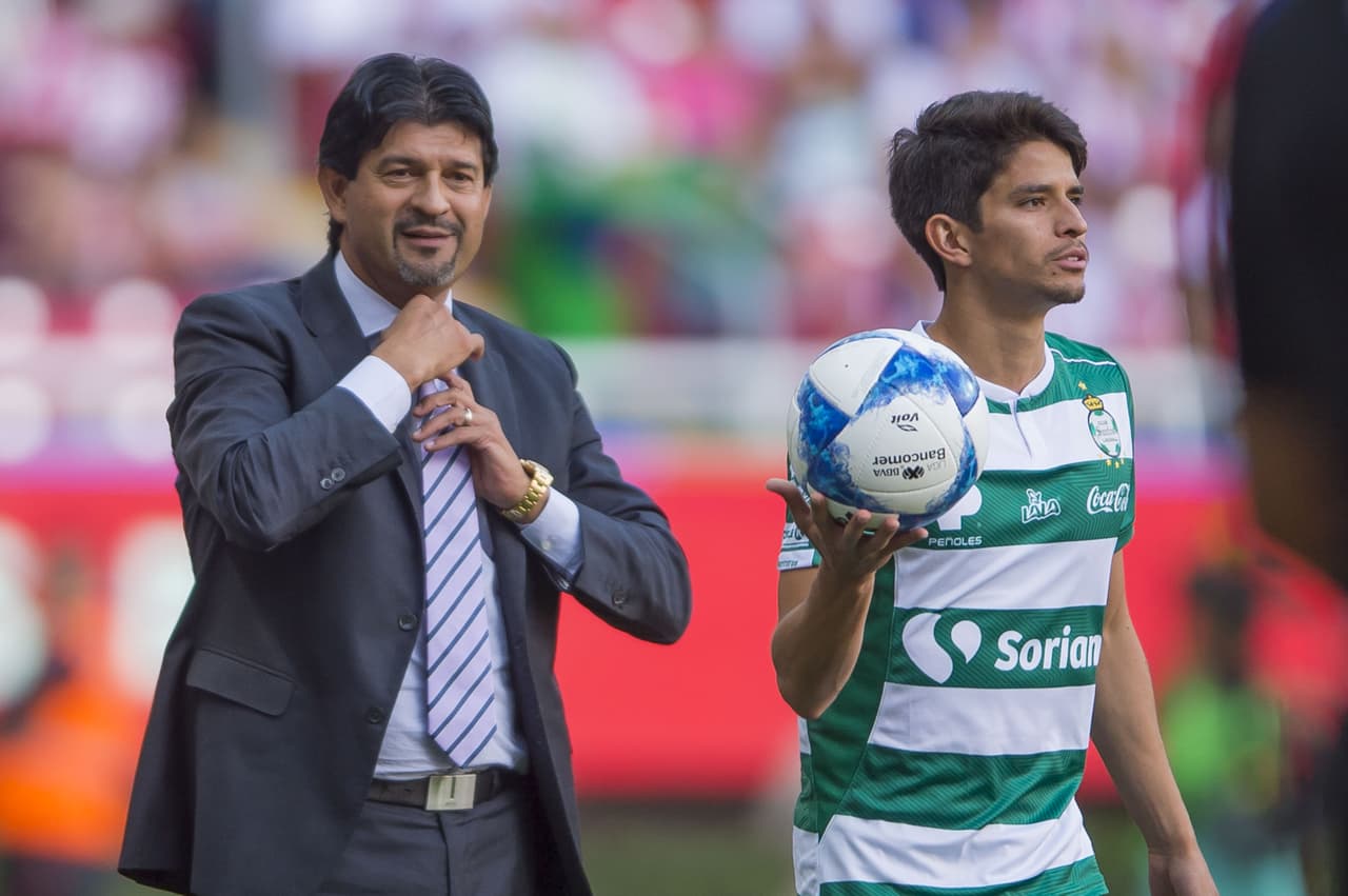 El paraguayo prolonga sus malos números como estratega ante Santos.