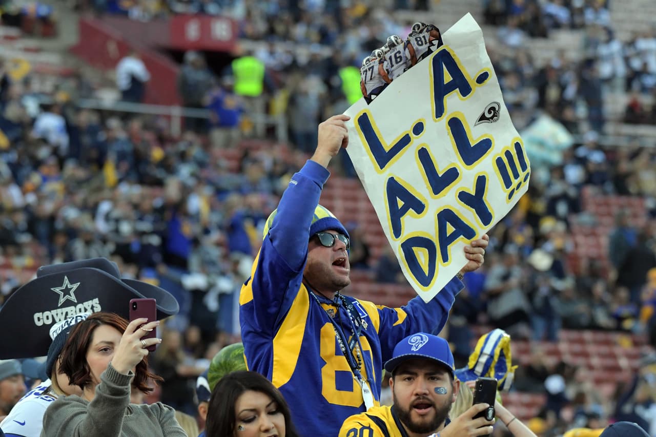 Los fanáticos de Los Angeles Rams apoyando a su equipo contra Dallas Cowboys.