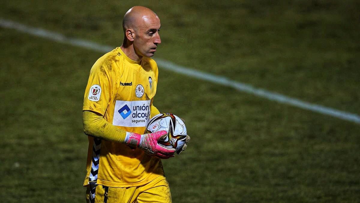 La fama no suelta al portero de Alcoyano a sus 42 años