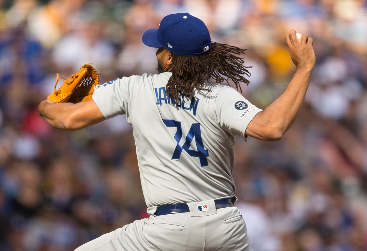 Mientras que los Dodgers trajeron del bullpen a su estelar cerrador Kenley Jansen (2-0) para hacerse cargo en el cierre de la novena entrada y se apuntó la victoria.