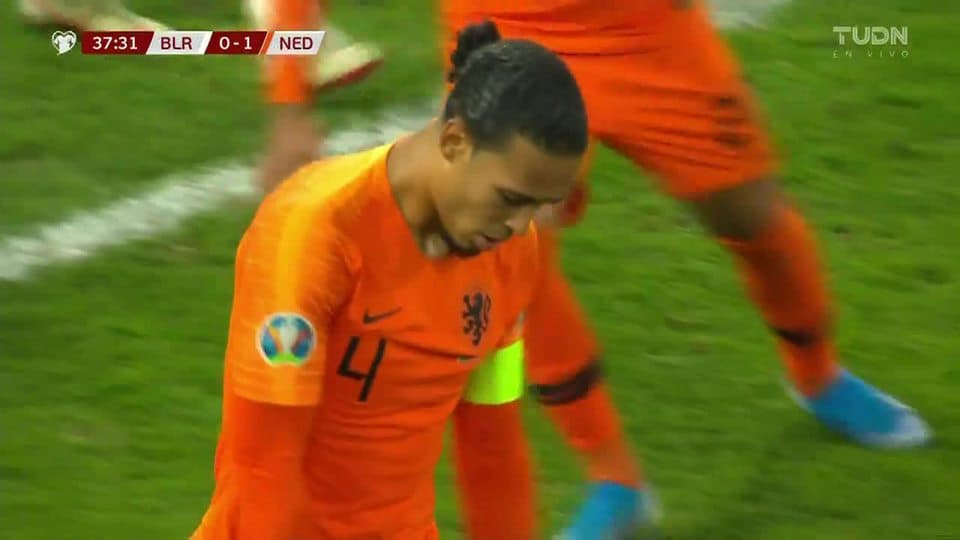 Tiro desviado de Virgil van Dijk
