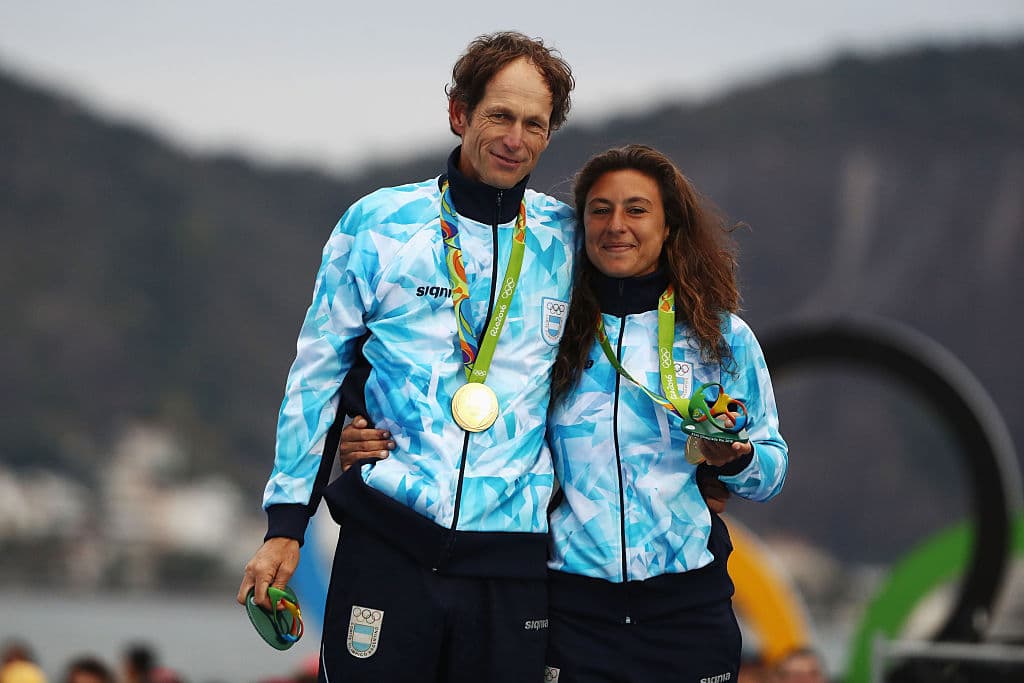 ¡Un oro para Argentina! Cecilia Carranza y Santiago Lance ganan el primer lugar en vela nacra 17 mixto. La plata fue para Lisa Darmanin y Jason Waterhouse de Australia y el bronce para la dupla austriaca conformada por Tanja Frank y Thomas Zajac.