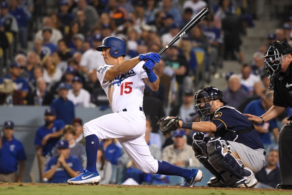 Cierra la alineación, cubriendo la receptoría, Austin Barnes, bateando como noveno.
