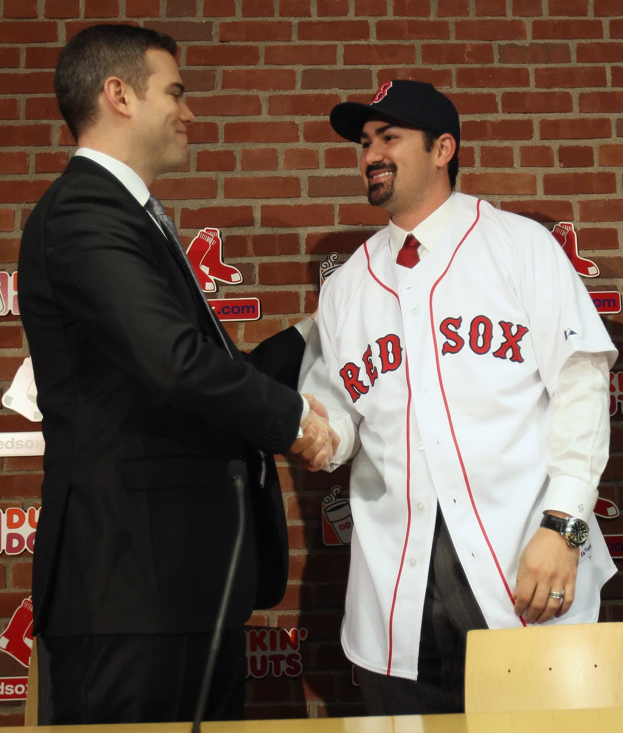 Con Theo Epstein al frente de los Red Sox, Adrián González llegó a Boston el 6 de diciembre de 2010 a cambio de 4 jugadores.