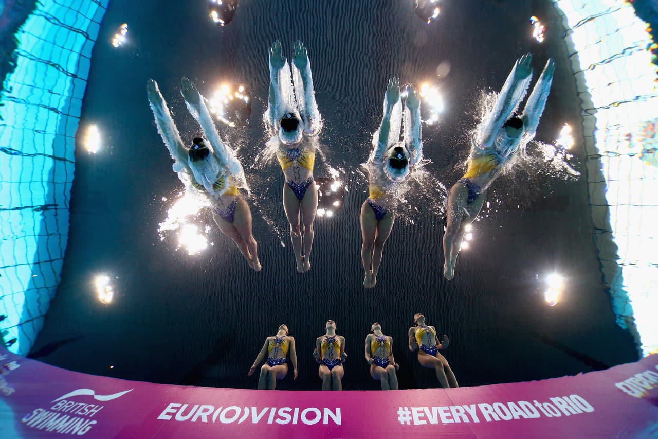 La espectacular coordinación del nado sincronizado queda epresado en esta entrada del equipo francés durante una competencia europea.