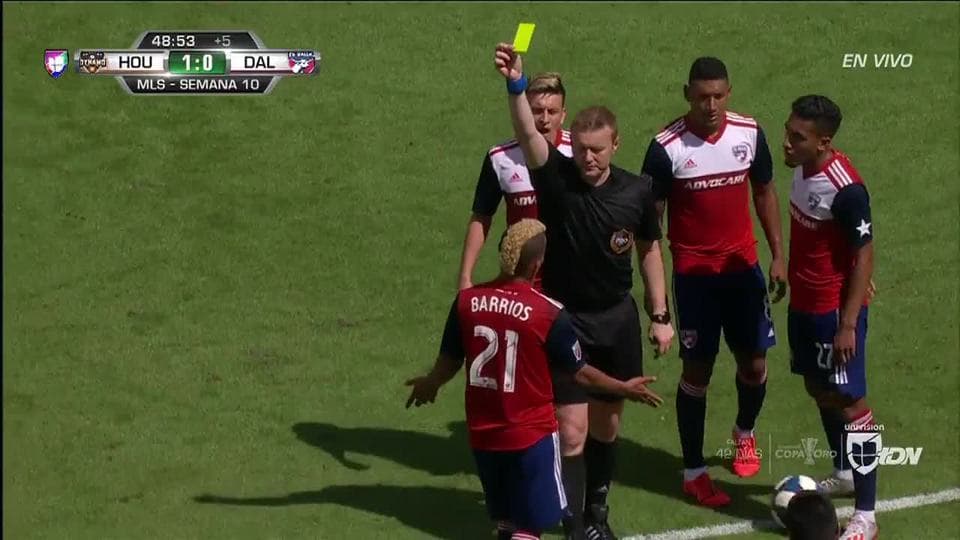 Tarjeta amarilla. El árbitro amonesta a Michael Barrios de FC Dallas