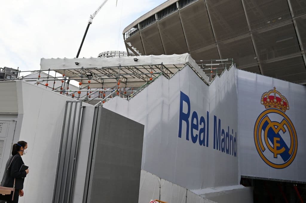 La obras en el Santiago Bernabéu continuan a toda máquina para adelantar todo lo posible durante la cuarentena. Entre lo más destacado est´a el desmontaje de la cubierta del estadio. En el fondo norte se ha desmontado toda la estructura metálica y se está desmontando sector a sector la cubierta rígida de la que ya prácticamente no queda nada.