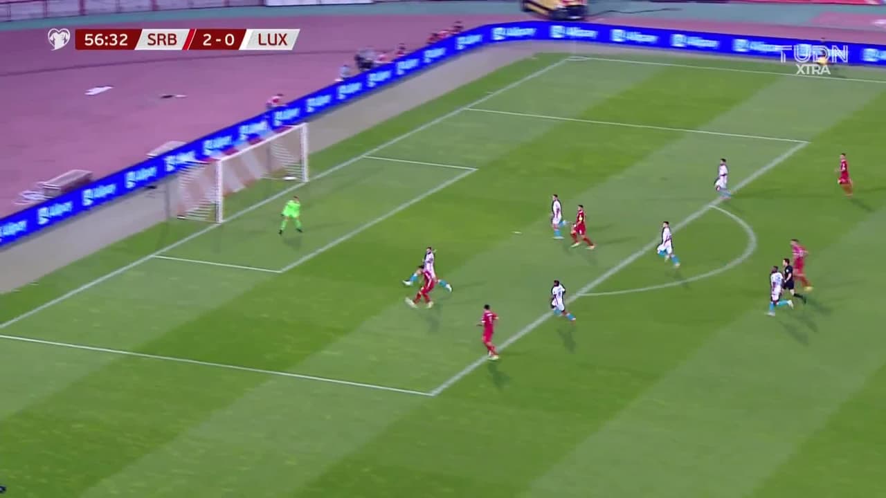 ¡TIRO ATAJADO! disparo por Filip Kostic.
