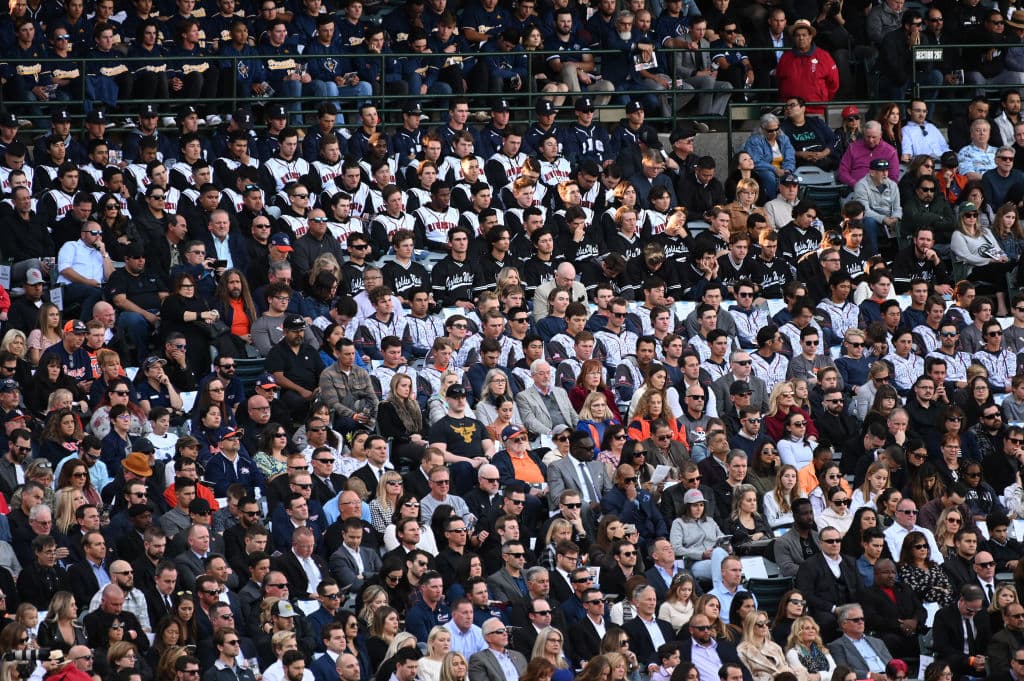 La ciudad de Anaheim rindió homenaje a la Familia Altobelli, el coach John, su esposa Keri y su hija Alyssa, fallecidos junto a Kobe Bryant en un ccidente aéreo.