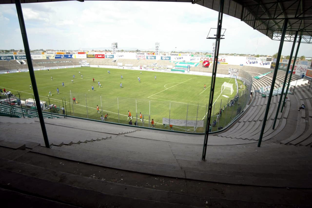 'El Viejo Corona' apenas podía acomodar a diez mil espectadores, pero la cercanía entre la grada y la cancha aunada a las altas temperaturas hacían de este estadio un infierno para los visitantes.
