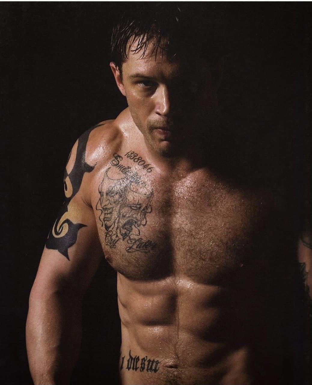 Hardy no solo es conocido por sus papeles en películas de superhéroes, el actor británico también ha recibido una nominación al Oscar por su increíble papel en ‘The Revenant’ y nos ha demostrado que tiene una inmensa capacidad como actor.
<br>